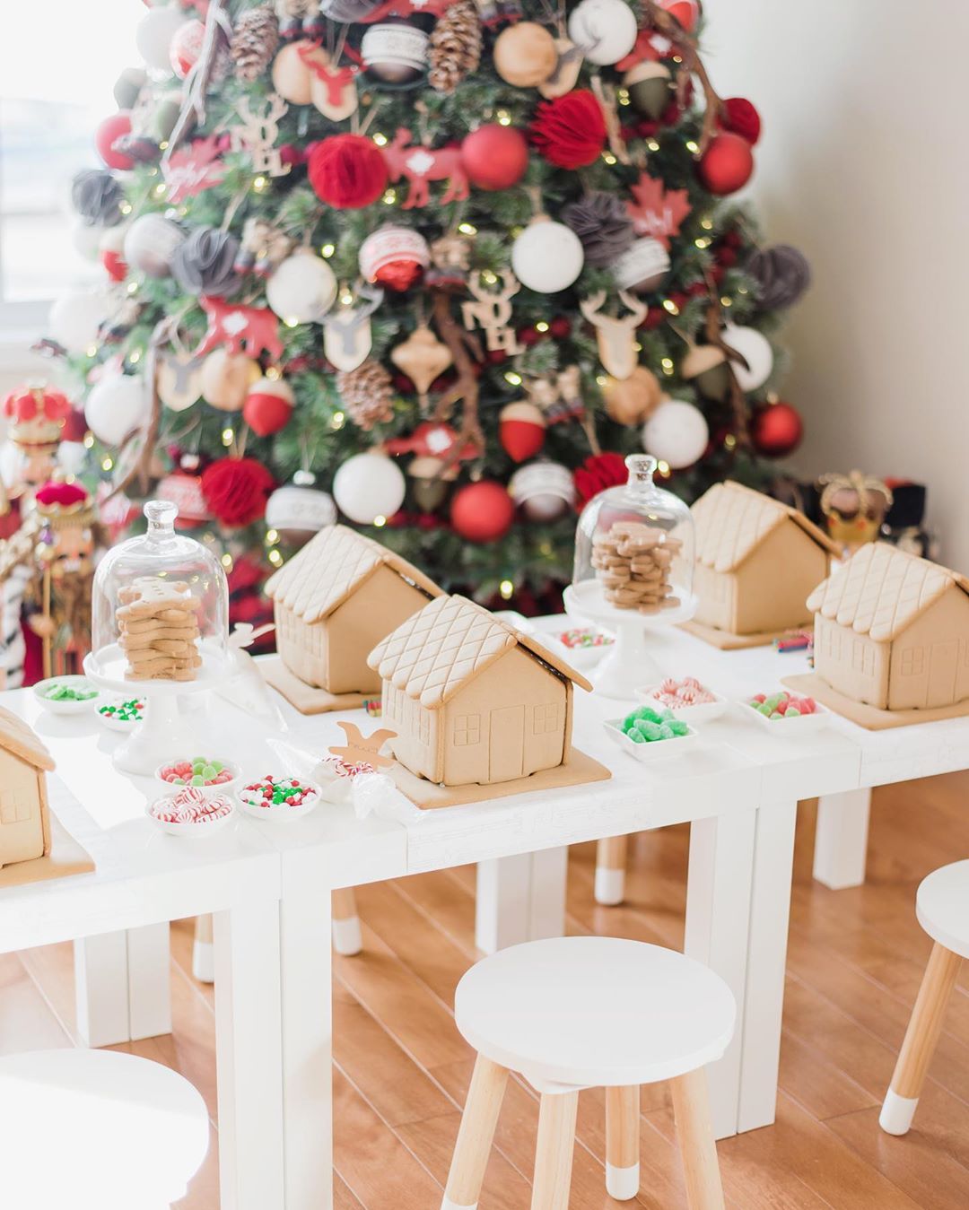 Christmas table with Gingerbread houses. Photo by Instagram user @pomponsevents