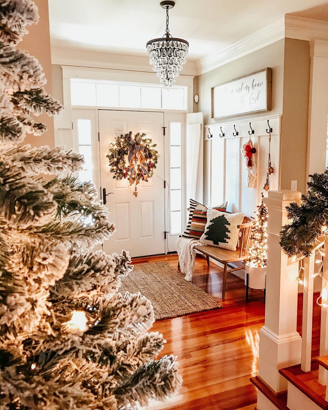 Christmas entryway. Photo by Instagram user @lifewithgingerlee
