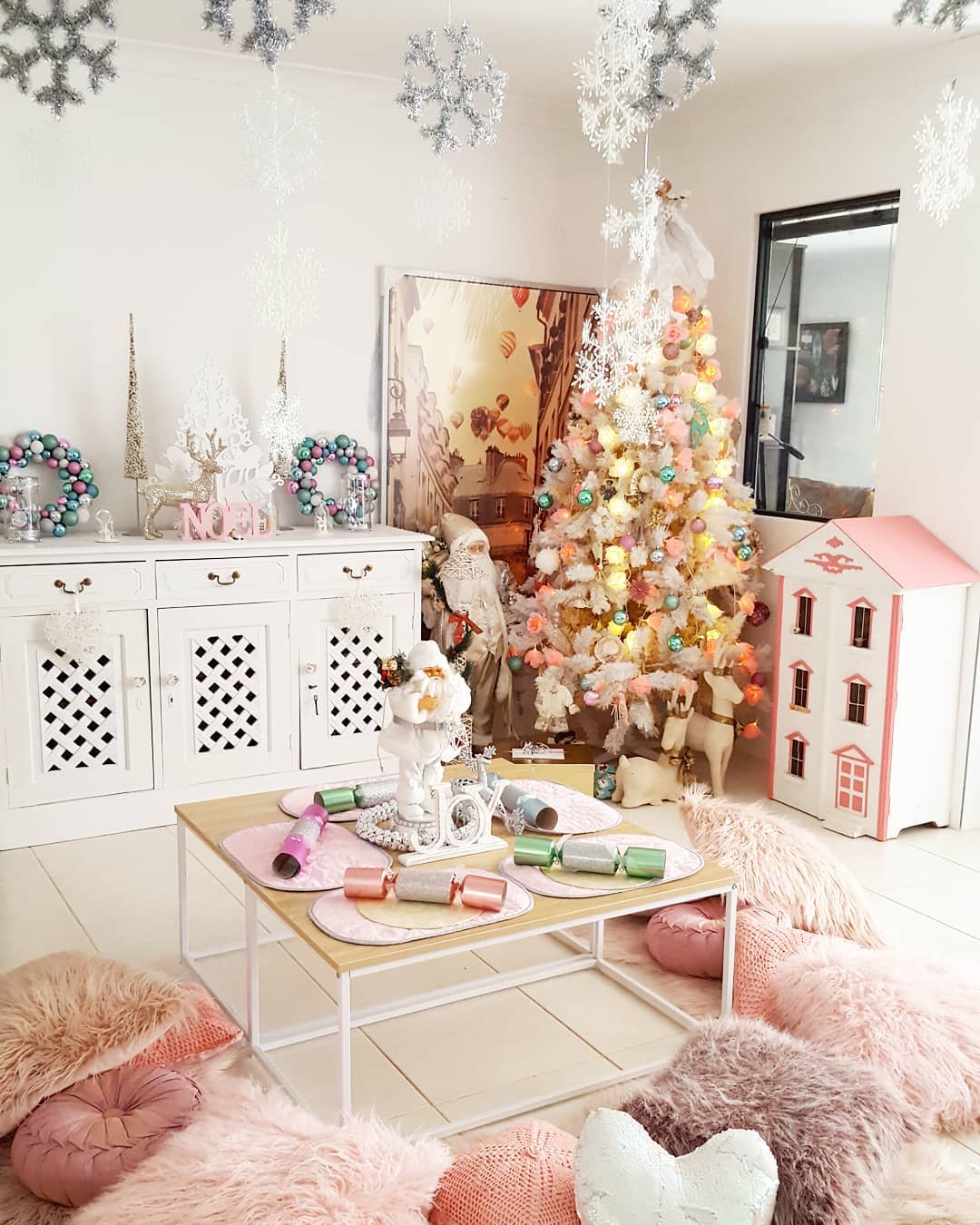 Holiday kids room. Photo by Instagram user @stelladerozario