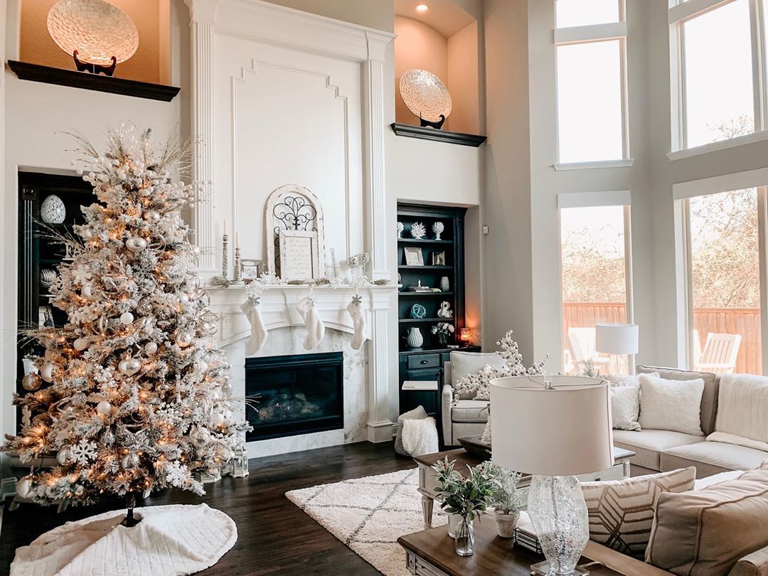 Holiday living room. Photo by Instagram user @gracefulsouthernhome