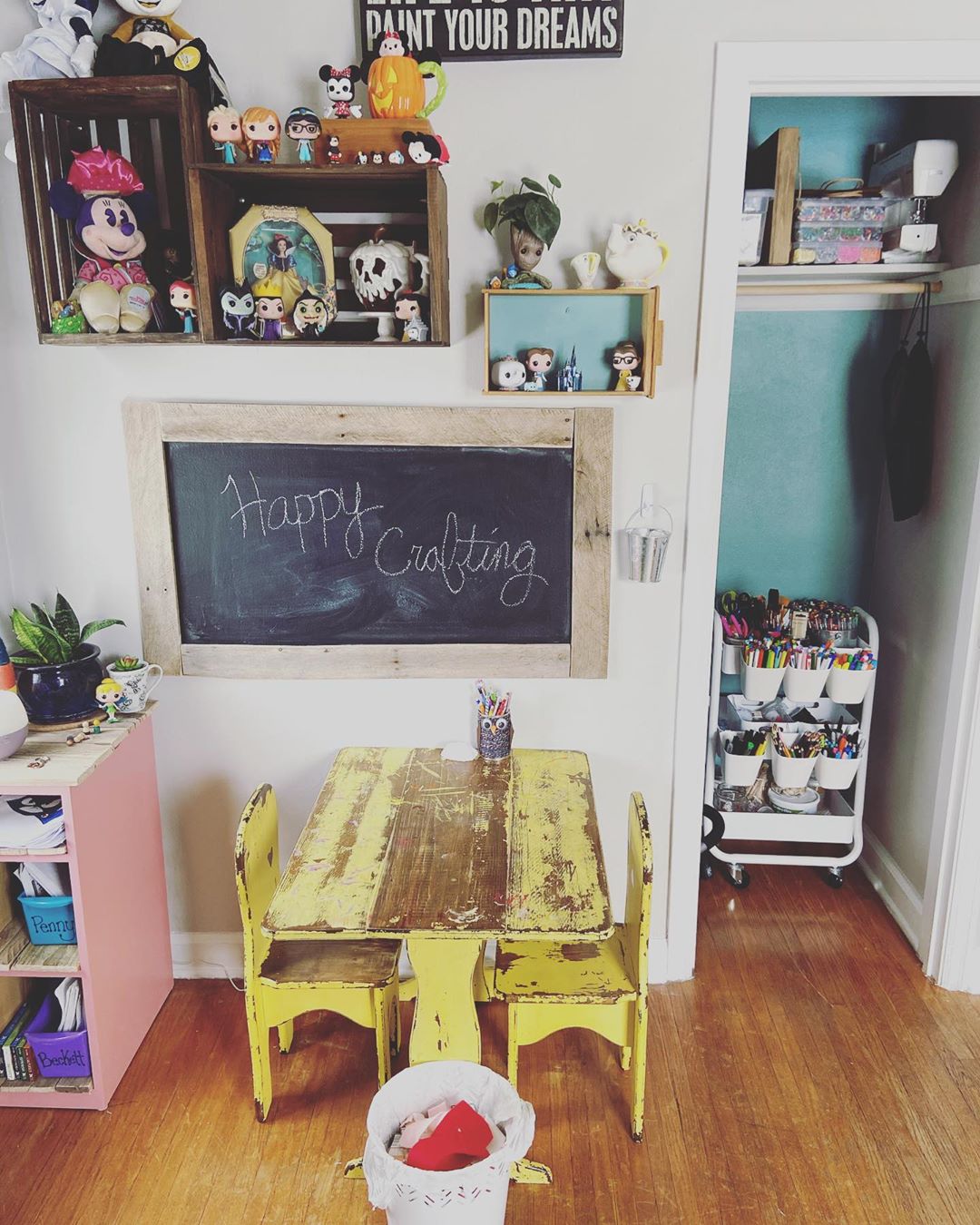 Chalkboard in kids craft room. Photo by Instagram user @rockinmomjeans