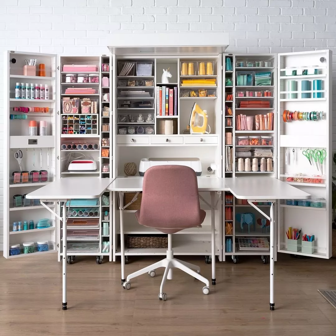 https://www.extraspace.com/blog/wp-content/uploads/2018/01/craft-room-design-ideas-incorporate-an-expansive-workstation.jpeg.webp