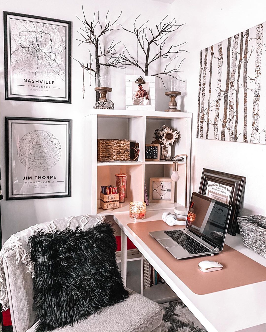 Contemporary home office. Photo by Instagram user @cardigansandlattes