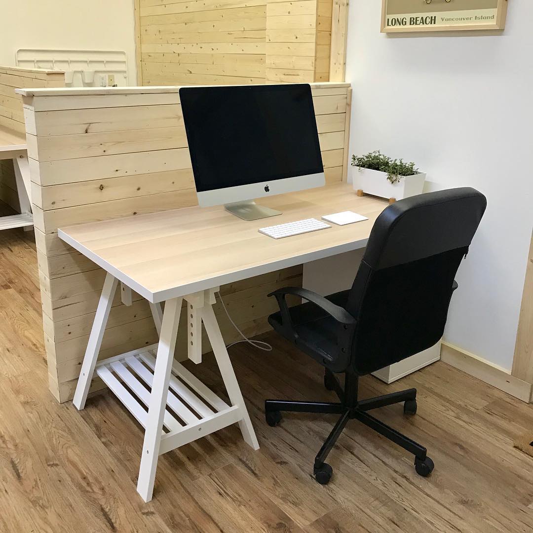 individual work station with wooden divider set up photo by Instagram user @coastalcoworking