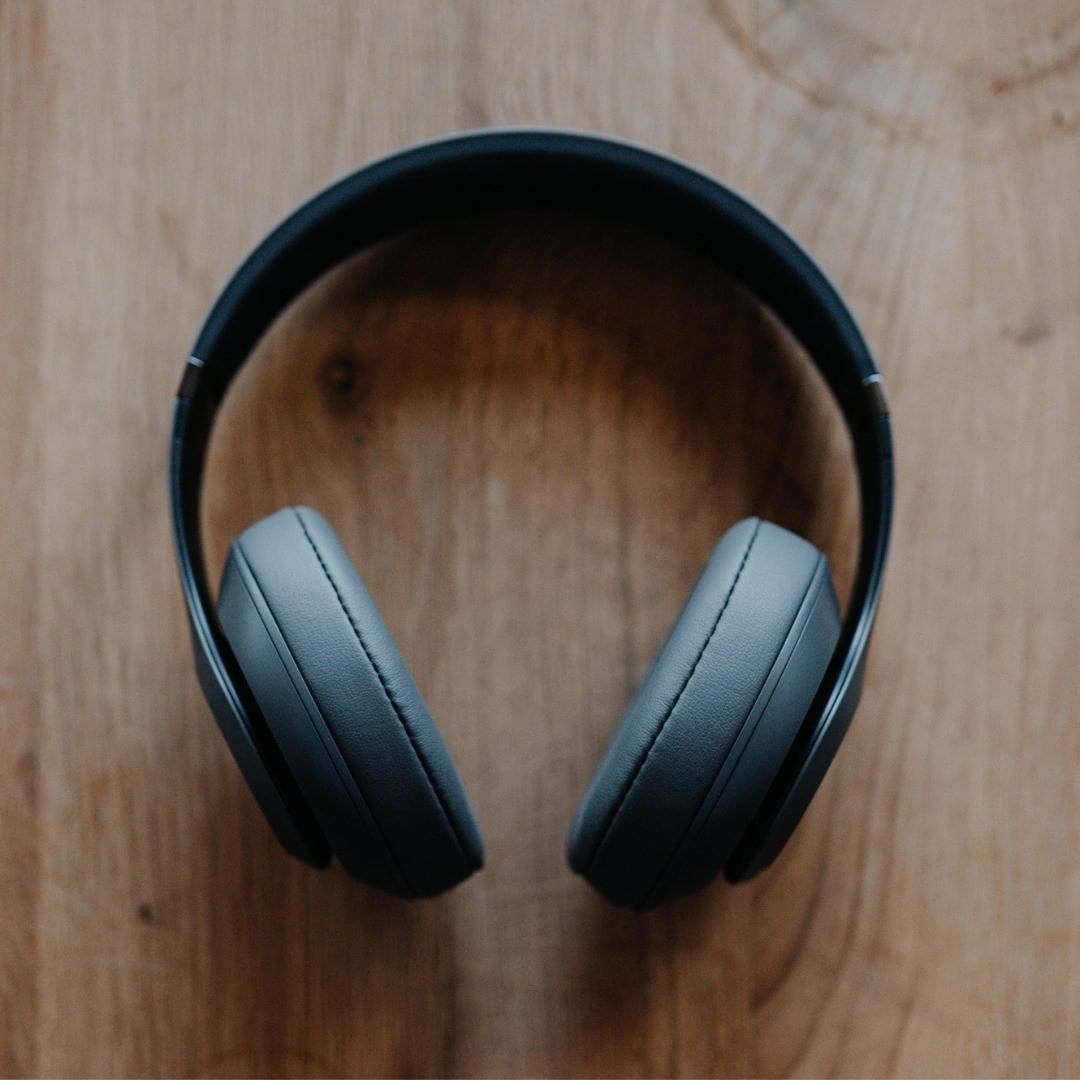 black noise cancelling headphones photo by Instagram user @gravis_deutschland
