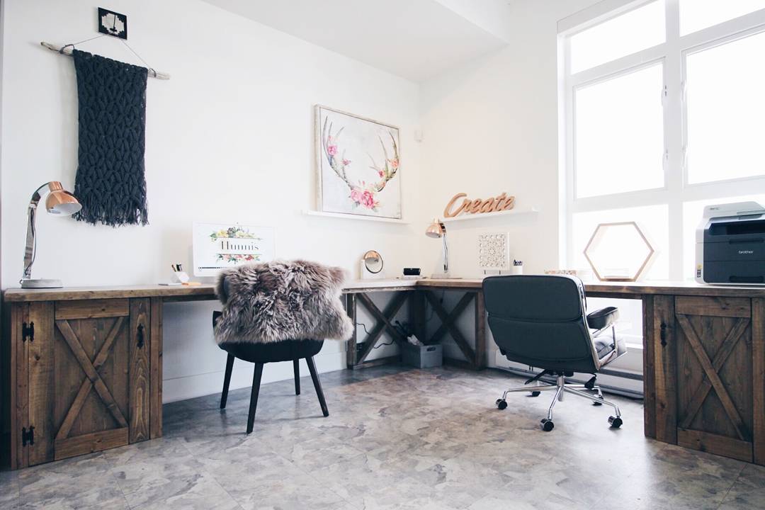 two person desk with farmhouse look and lots of natural light photo by Instagram user @countrylanedecor