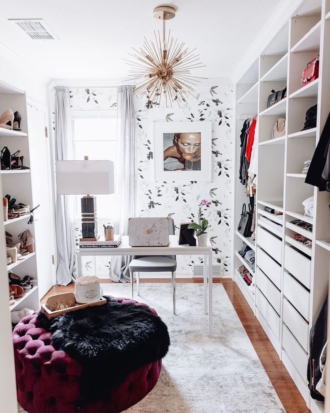 Walk-in closet home office combination. Photo by Instagram user @raraec