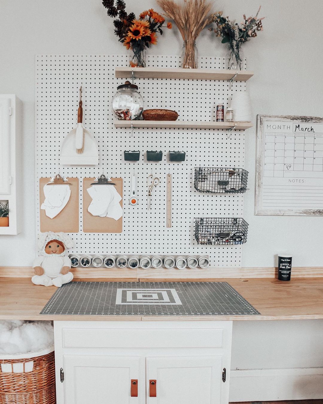 Minimalist craft room. Photo by Instagram user @kinland.co