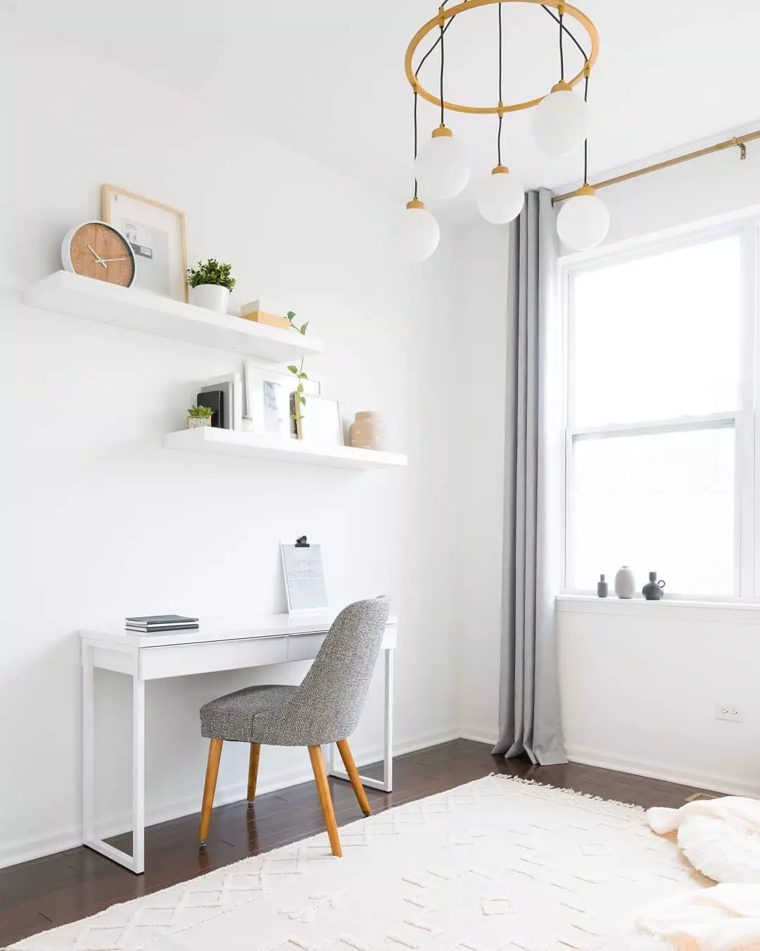 https://www.extraspace.com/blog/wp-content/uploads/2018/01/minimalist-design-dream-home-office.jpg.webp