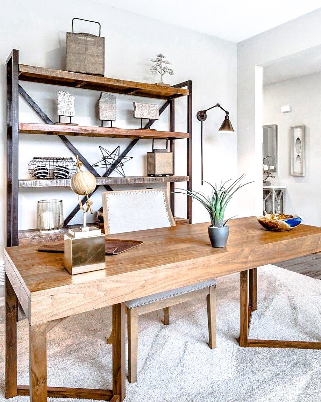 Sturdy shelf behind spacious home office desk. Photo by Instagram user @emeraldlistings_realestate