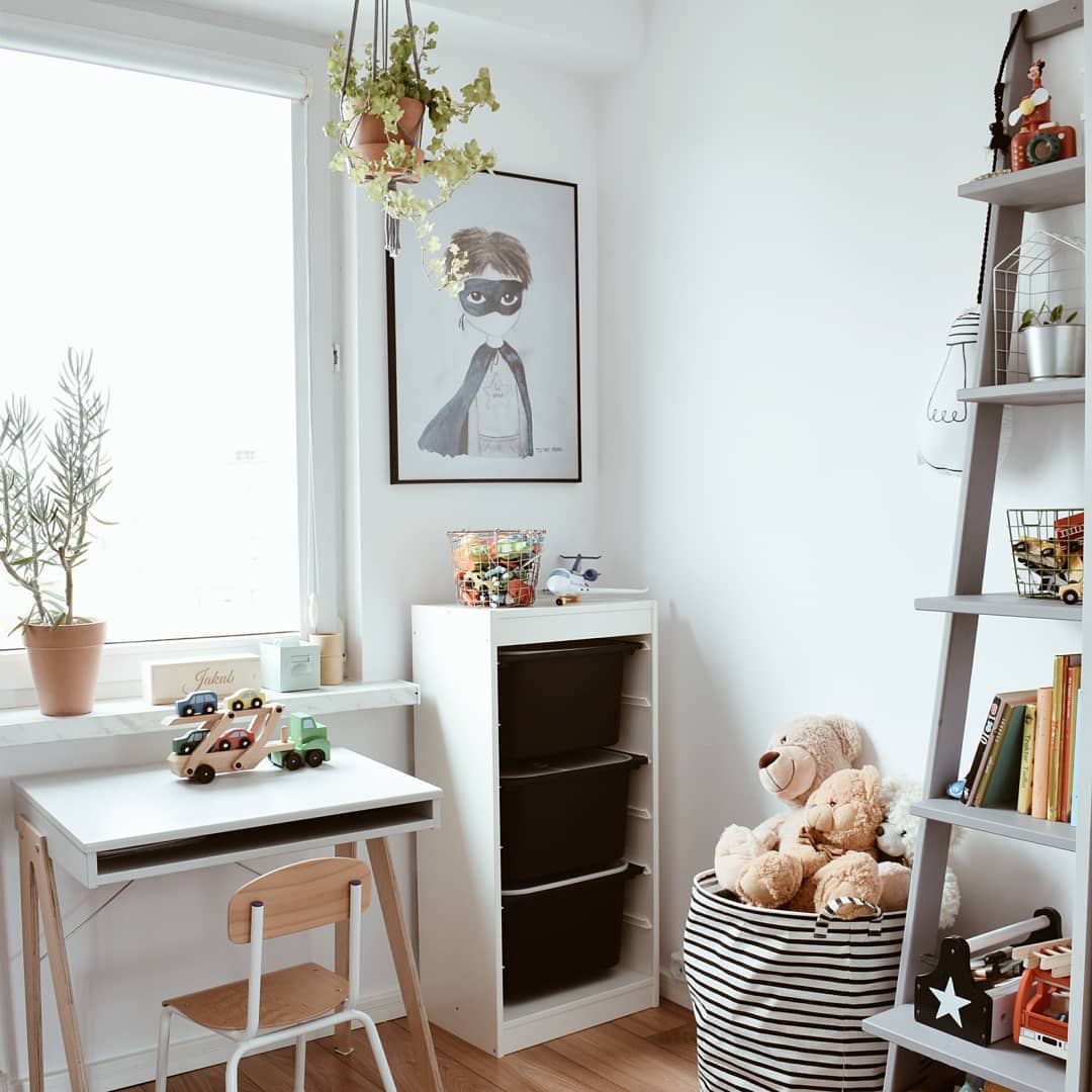 Small Kids Room Decorated with Bright, Neutral Colors. Photo by Instagram user @dom.w.kadrze