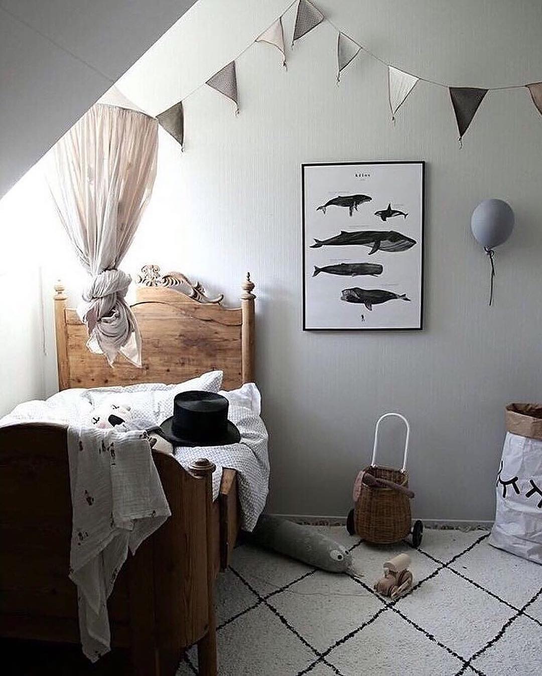 Kids Twin Bed in Corner of Bedroom. Photo by Instagram user @littlebigdeco