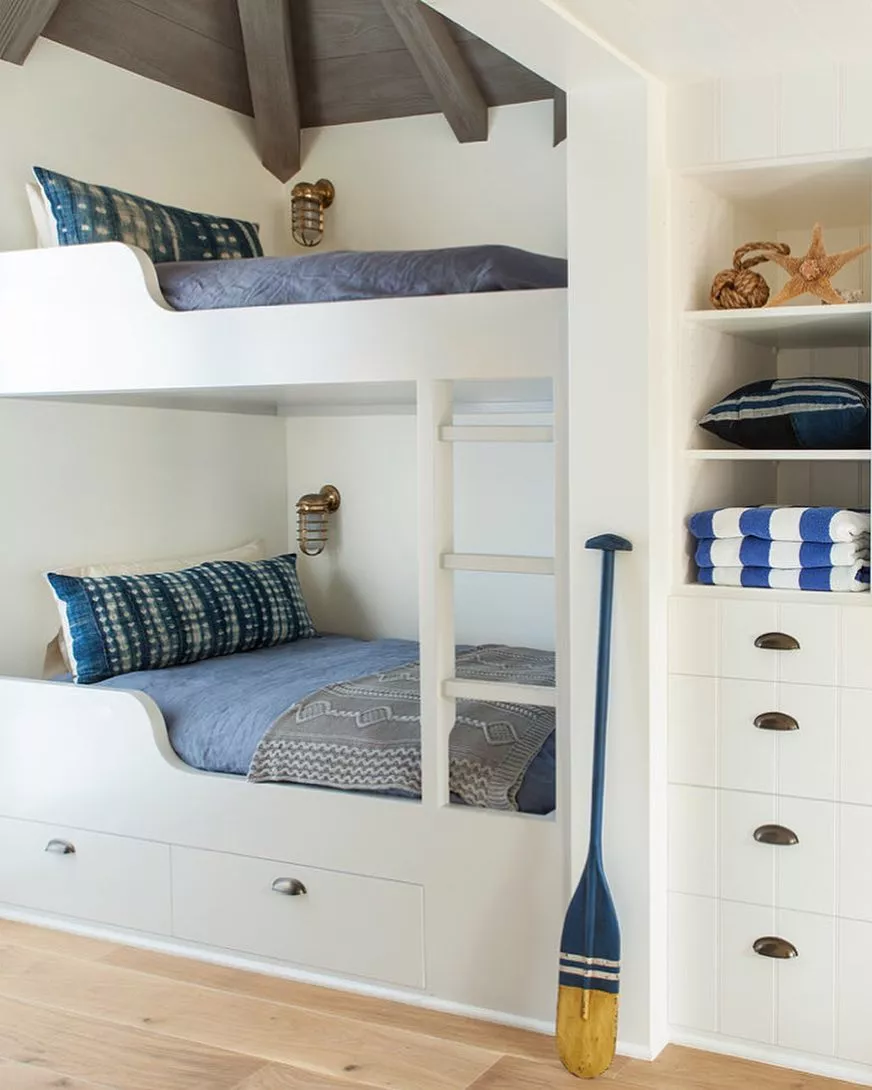 https://www.extraspace.com/blog/wp-content/uploads/2018/01/small-kids-room-ideas-vertical-with-bedding.jpg.webp