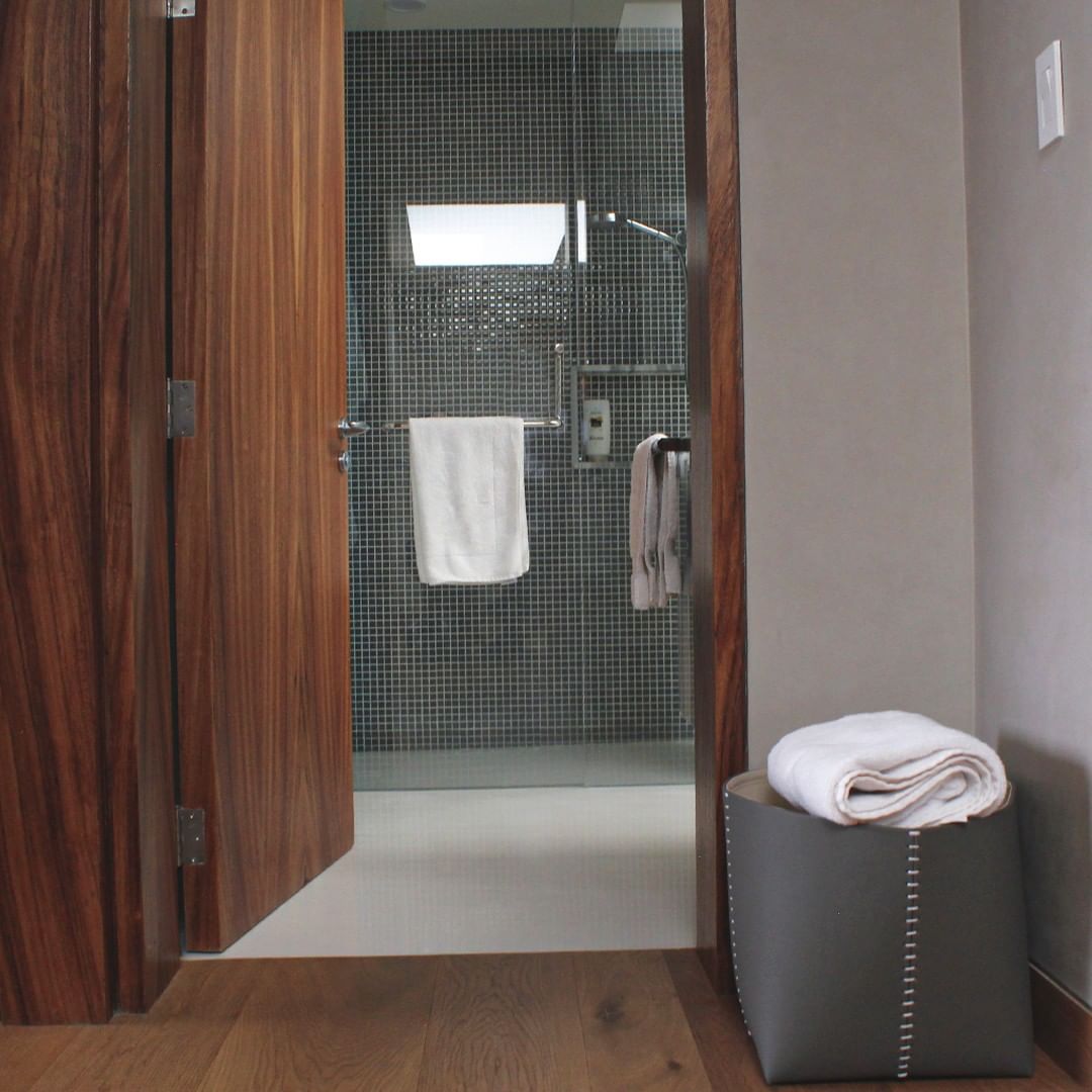 Towel Basket Next to Shower. Photo by Instagram user @koonartesanosmx