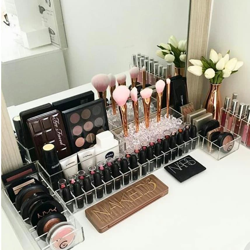 Makeup Organizer on Desk. Photo by Instagram user @closetdreamssa