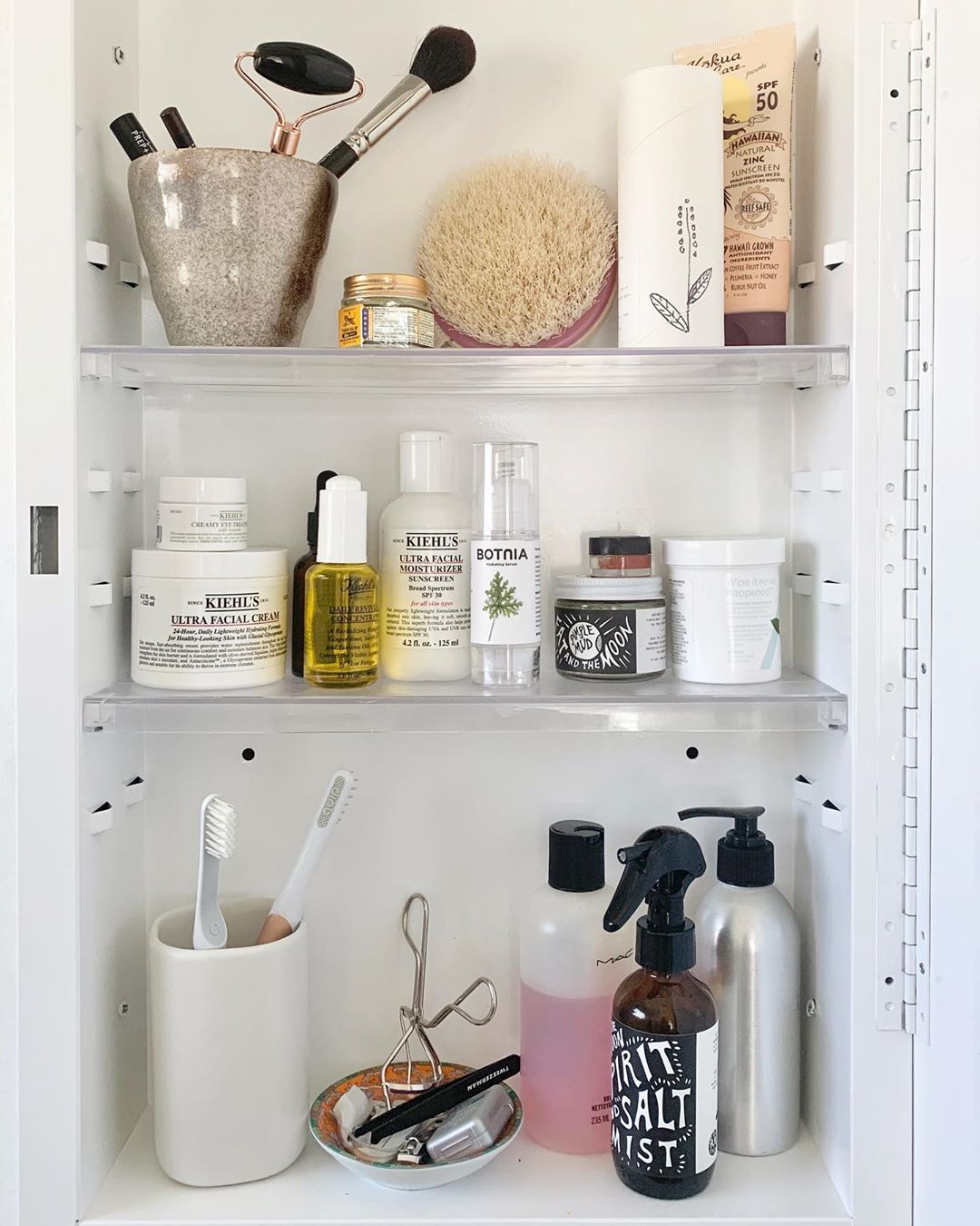 Organized Medicine Cabinet. Photo by Instagram user @babeandbungalow_