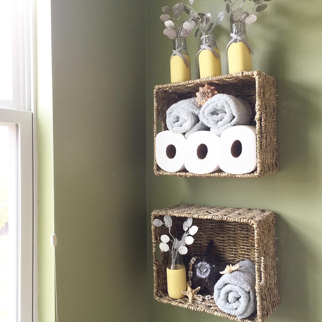 Hanging Baskets in Bathroom Storing Towels. Photo by Instagram user @noticethelittlethingsblog