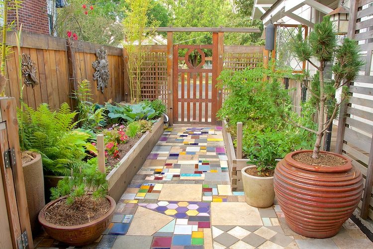 A colored stone pathway in the backyard. Photo by Instagram user @gardendesignmag