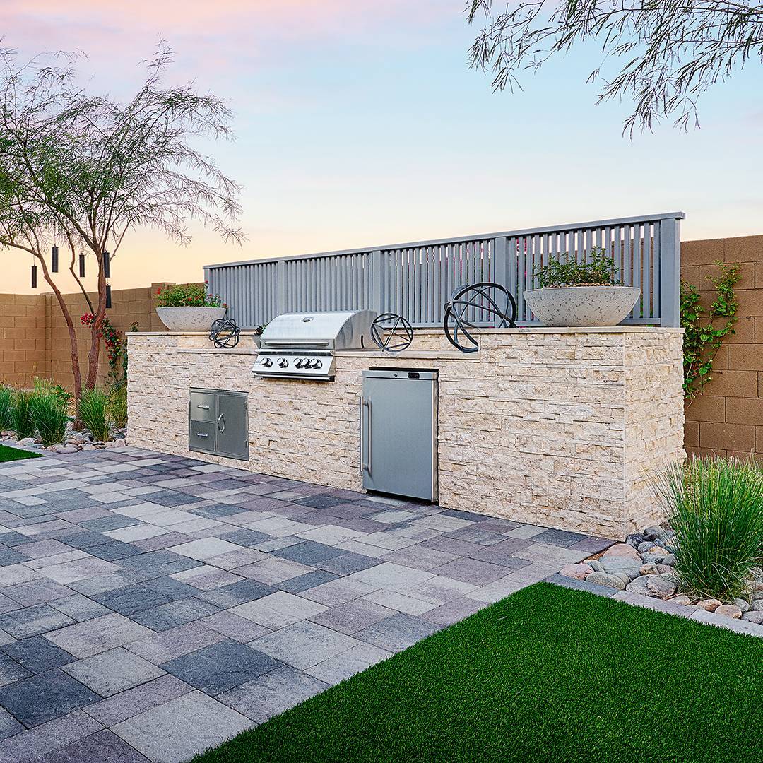 An outdoor kitchen and grill located in the backyard. Photo by Instagram user @richmondamerican