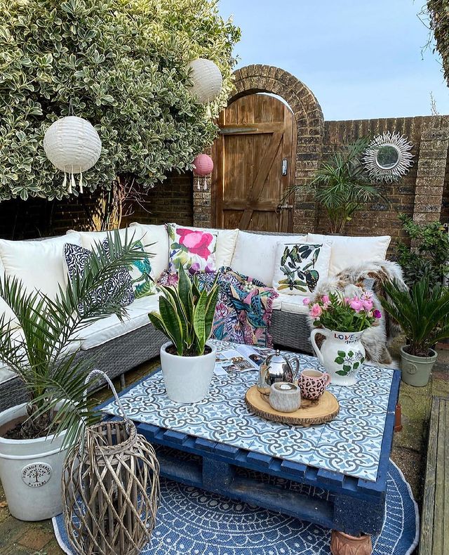A mixture of outdoor accessories in the backyard. Photo by Instagram user @melaniejadedesign