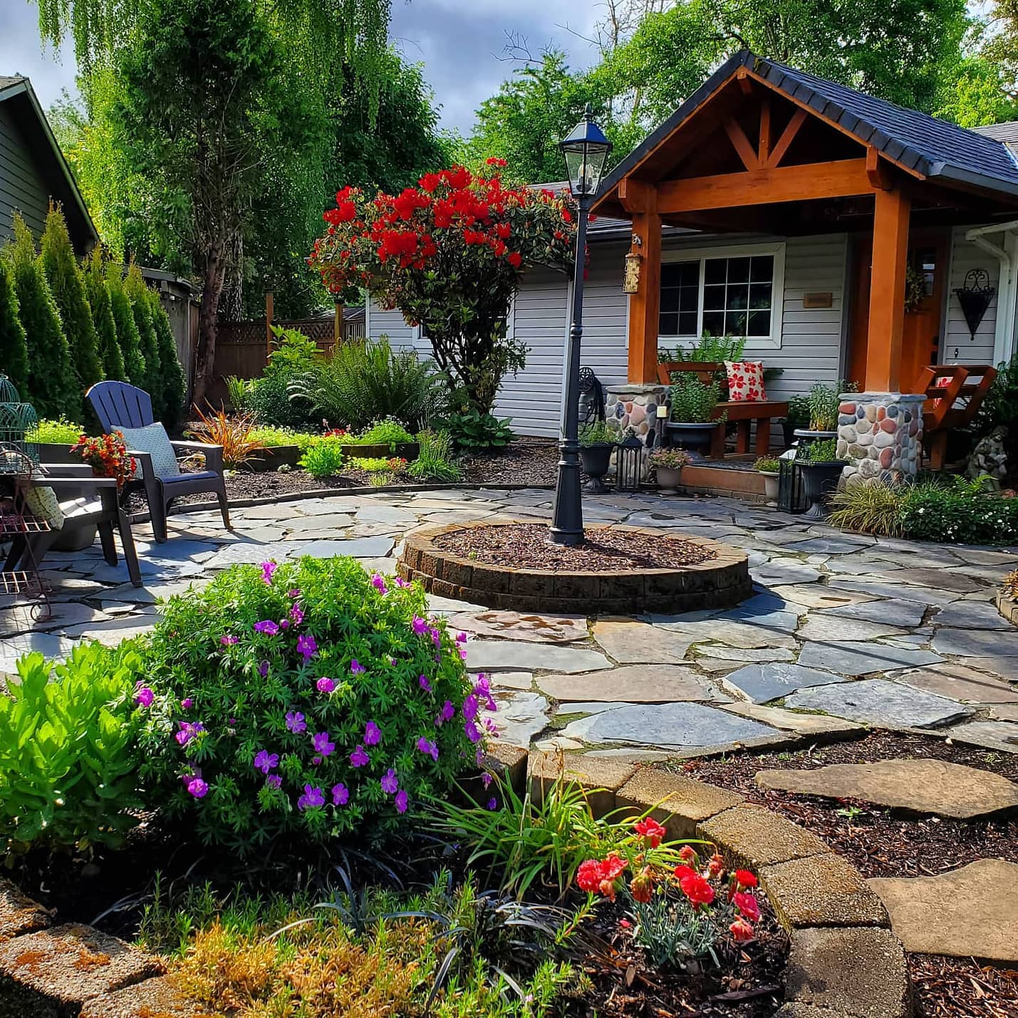 Entertaining guests in a social front yard. Photo by Instagram user @bigfamilyliving