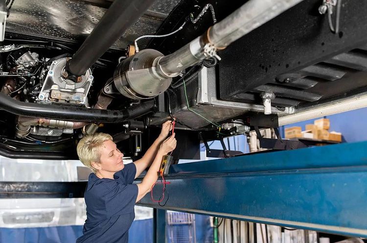 A mobile tradesperson working on an RV. Photo by Instagram user @wenrv_com