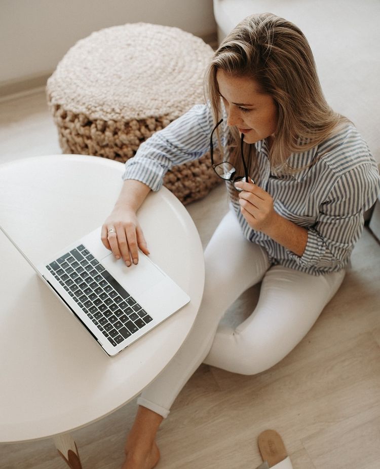 A woman working on a laptop. Photo by Instagram user @relak.co