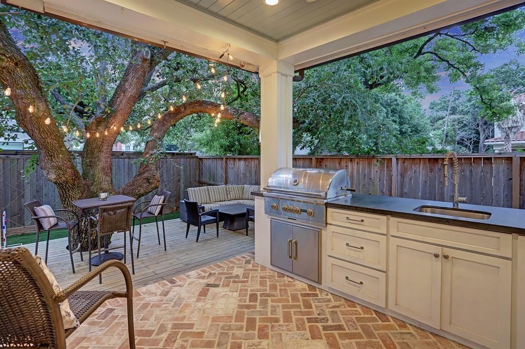 Large Outdoor Kitchen Space with Grill & Sink. Photo by Instagram user @mccollum_custom_homes