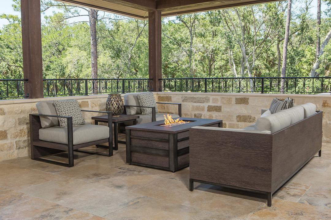 outdoor space with neutral colors at the center photo by Instagram user @jnoutdoorliving