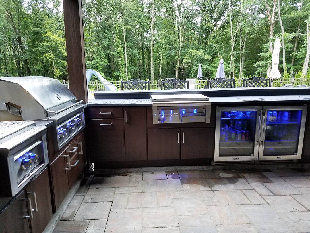 wet bar added to the top of an outdoor kitchen area photo by Instagram user @outdoorkitchendesignstore