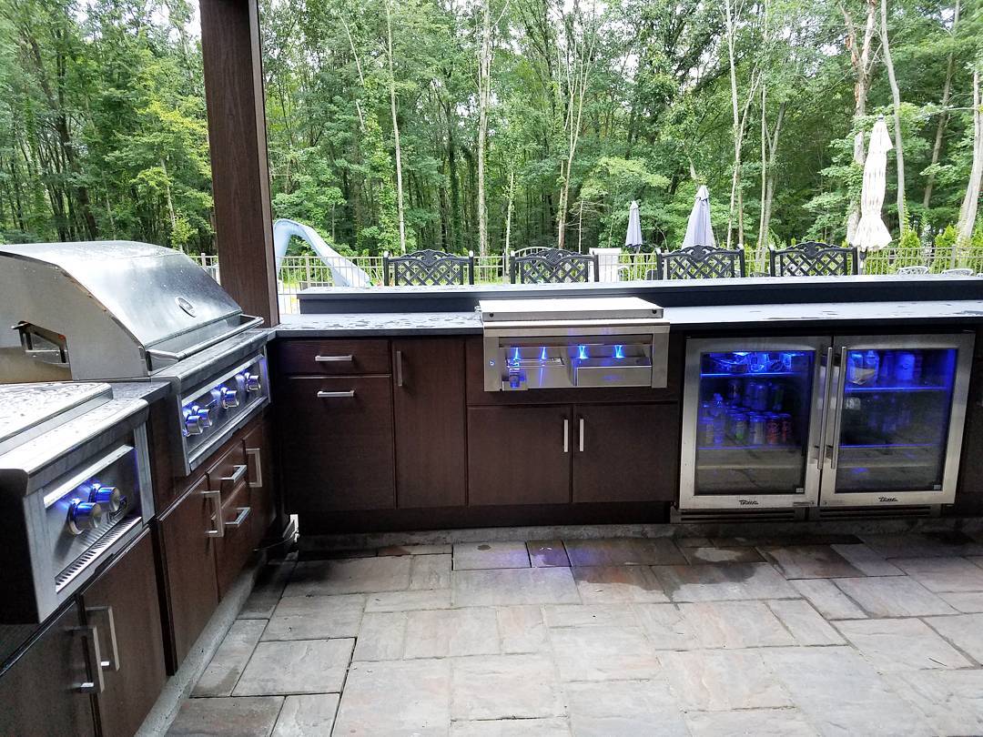 https://www.extraspace.com/blog/wp-content/uploads/2018/03/guide-to-building-an-outdoor-kitchen-add-a-wet-bar.jpg