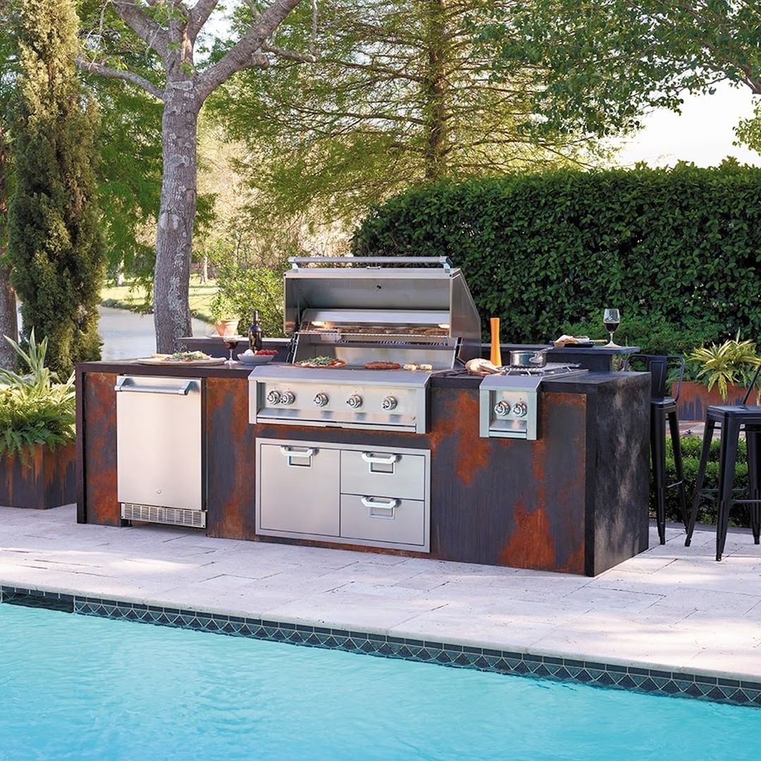 natural gas and propane grill set up in outdoor kitchen space photo by Instagram user @aspirebyhestan