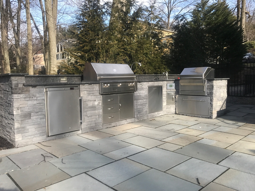 Outdoor kitchen area with grill and dishwasher added photo by Instagram user @easyoutdoorkitchens