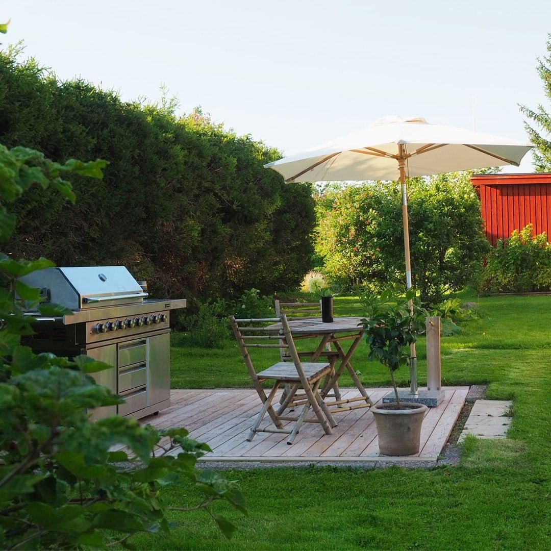 small patio area in backyard turned into outdoor cooking area photo by Instagram user @myoutdoorkitchen.co.uk