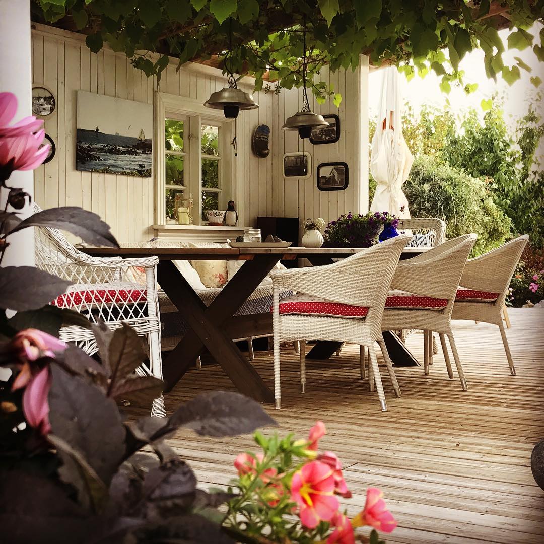 secret garden getaway with seating and a table and plants on the ceiling photo by Instagram user @gretefaxvaag