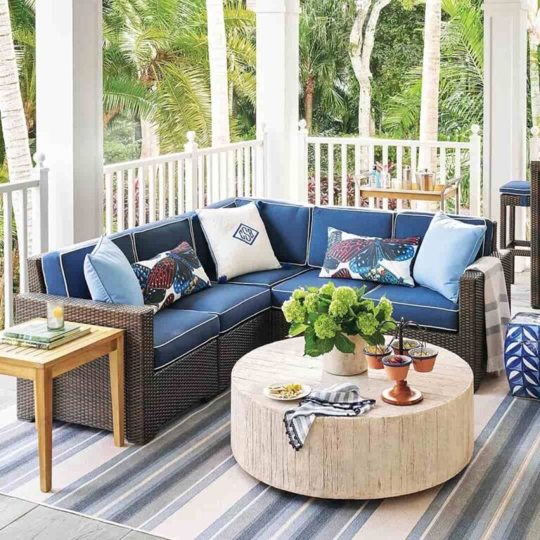 How to Create an Outdoor Living Space in a Small Backyard | Extra Space ...