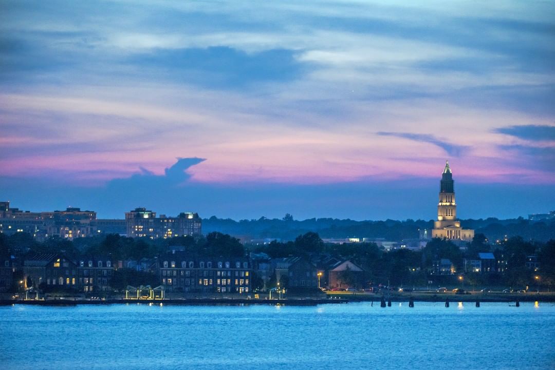 alexandria, va at dusk looking at city from the water photo by Instagram user @visitalexva