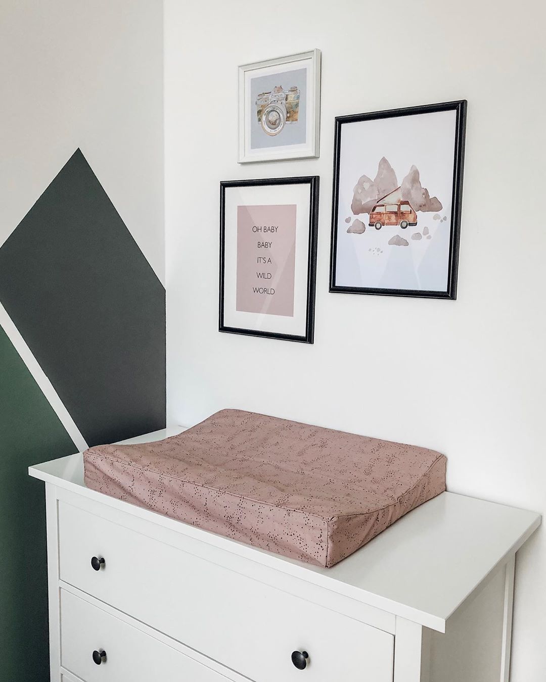 Changing table on dresser. Photo by Instagram user @so.lebt.sarah