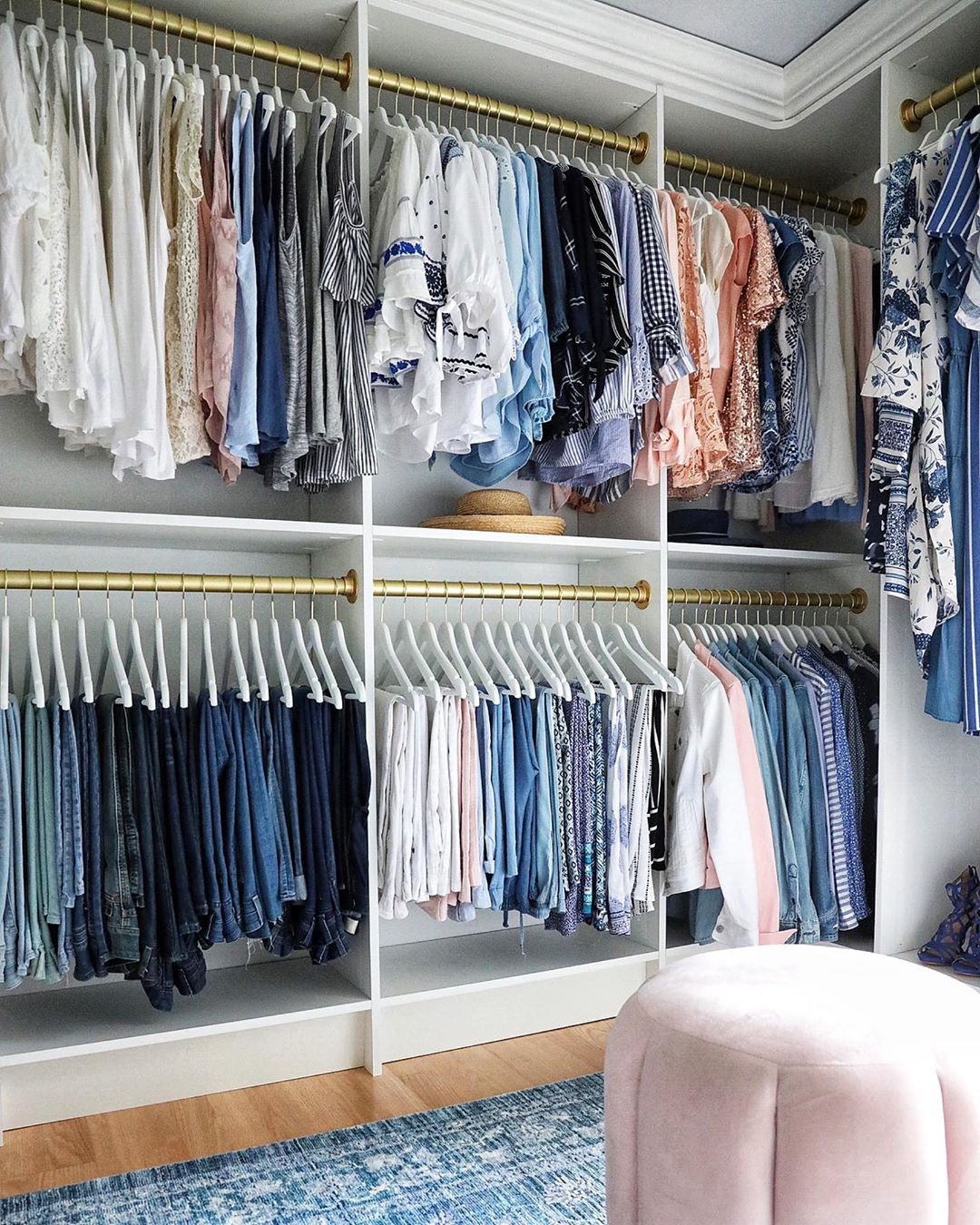 Closet with Clothes Organized by Size. Photo by Instagram user @serinamariani