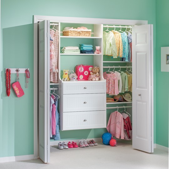 Childrens Closet with Organizer and Clothes. Photo by Instagram user @inspiredclosetsbytom