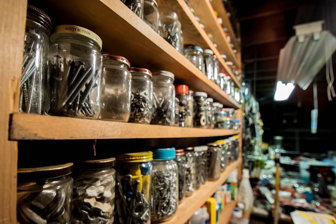 old jars holding extra nails and screws photo by Instagram user @_tominternet_