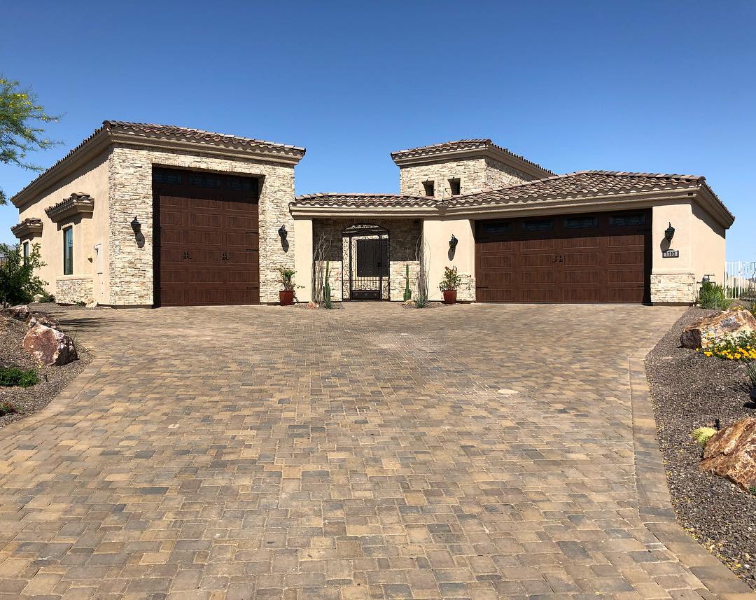 Three-Car Garage Used as Garage and Multi-Use Space. Photo by Instagram user @lakehavasuhouses