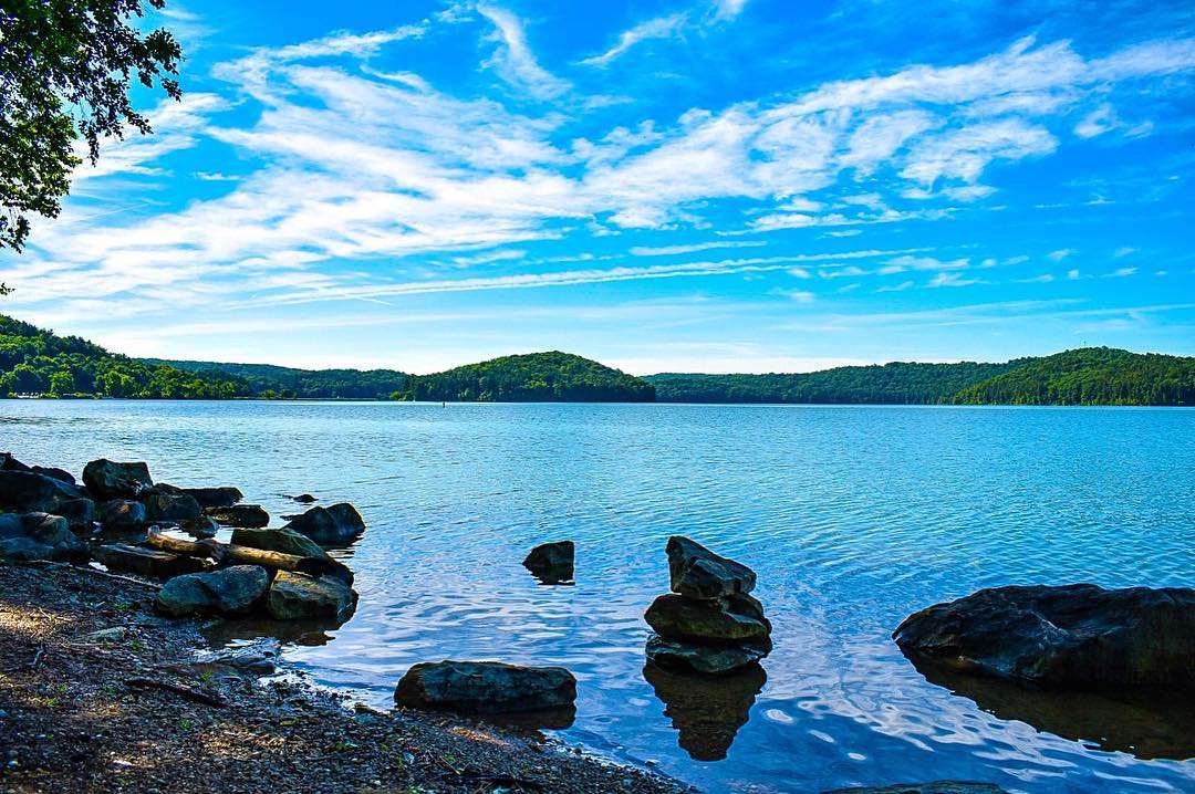 Daytime View of the Clear Water at Tappan Lake. Photo by Instagram user @thehikinghippie