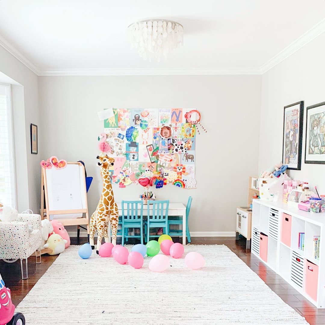 play room with cubbies and a small table for kids with balloons on the floor photo by Instagram user @thegoatabode