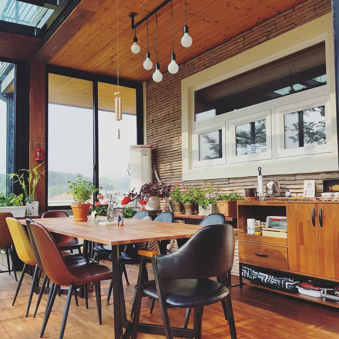 Indoor-outdoor dining room. Photo by Instagram user @lovist.eda