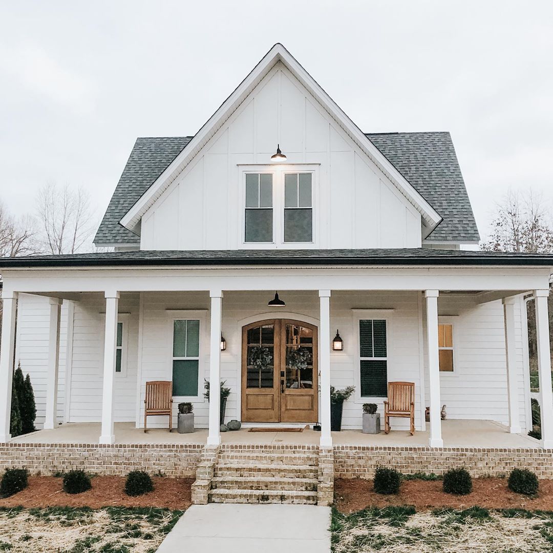 Farmhouse-style house in Tennessee. Photo by Instagram user @hestershomestead