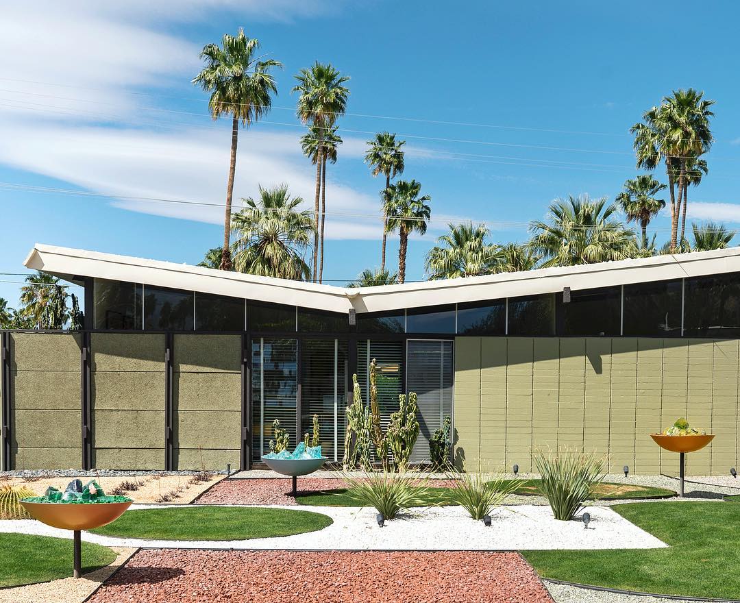 Mid-Century Modern house in Palm Springs, CA. Photo by Instagram user @mimi.payne