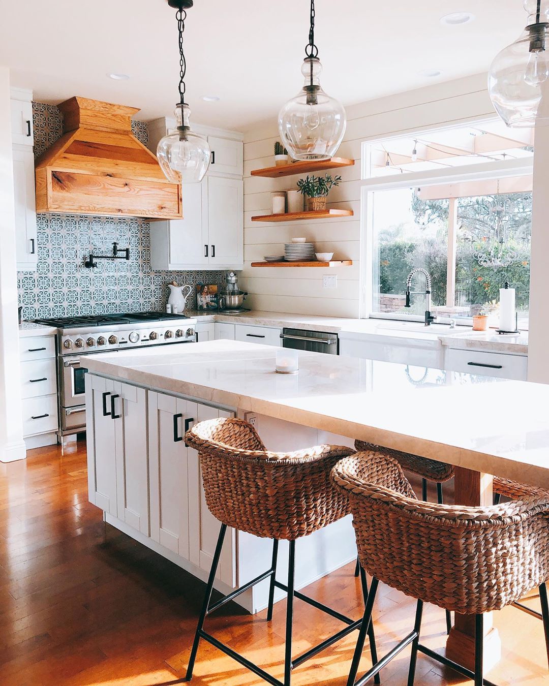Modern kitchen. Photo by Instagram user @theressnowplacelikehome