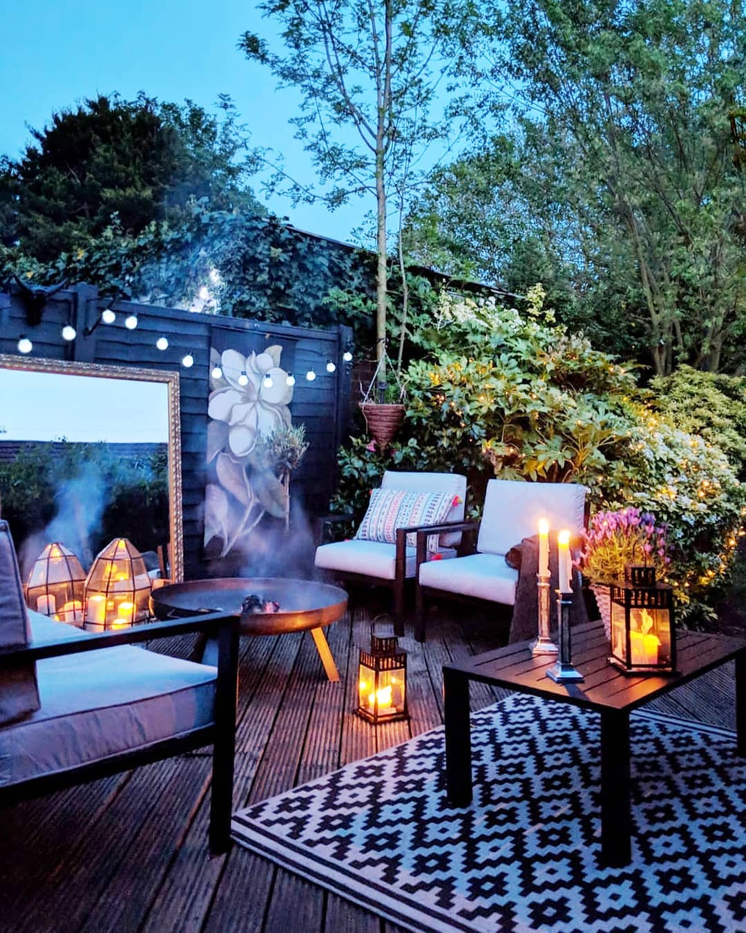 Backyard patio at night. Photo by Instagram user @marks_and_rowe_interiors