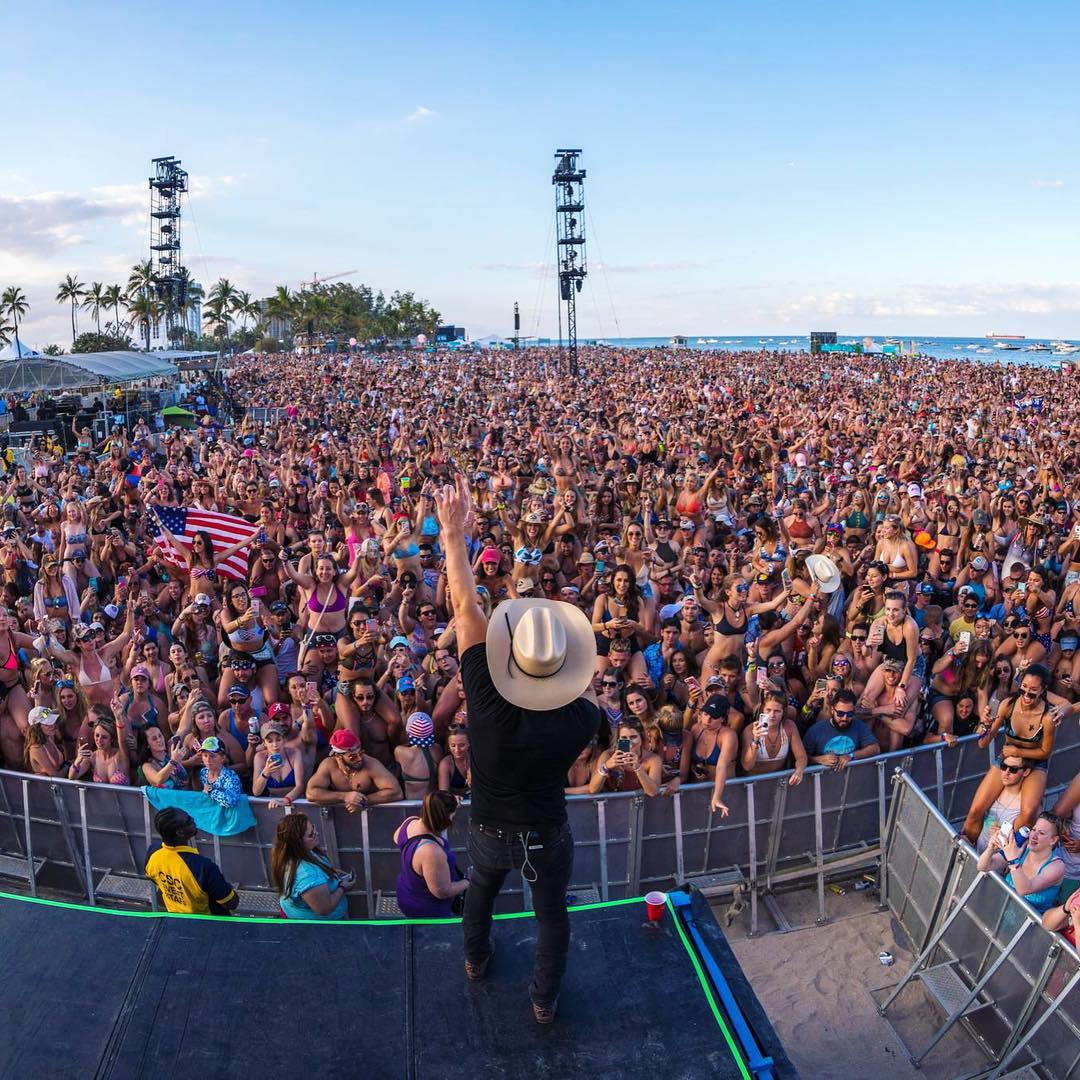 Country star sings out to packed crowd for beachside concert. Photo by Instagram user @tortugamusicfestival